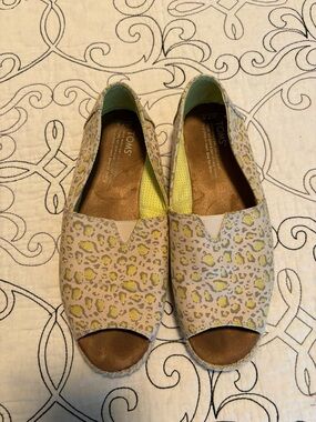 TOMS Women's Beige and Yellow Leopard Espadrille Peep-Toe Flats